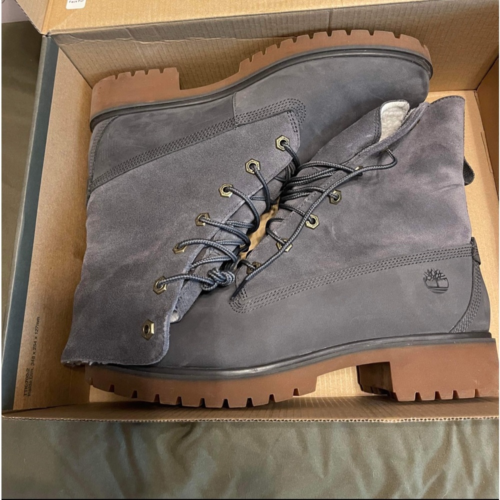 Women’s Dark Gray Boots w/ fleece Size 9.5